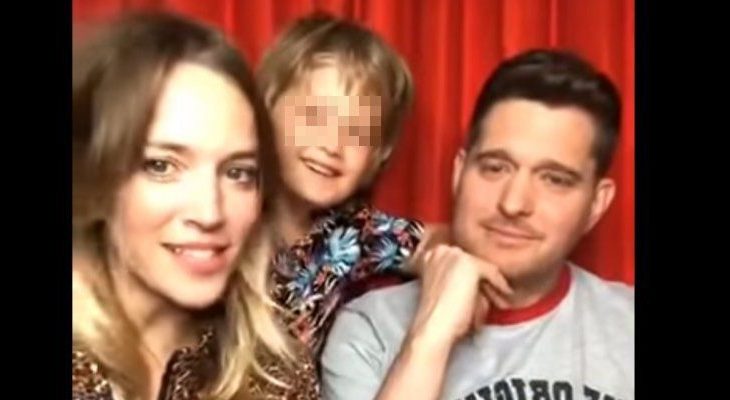 Michael Bublé e la moglie, diretta video col figlio Noah guarito dal cancro: ‘Il nostro supereroe’