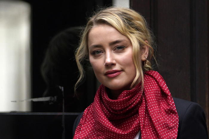 Amber Heard sotto accusa, ‘picchiò sua sorella’