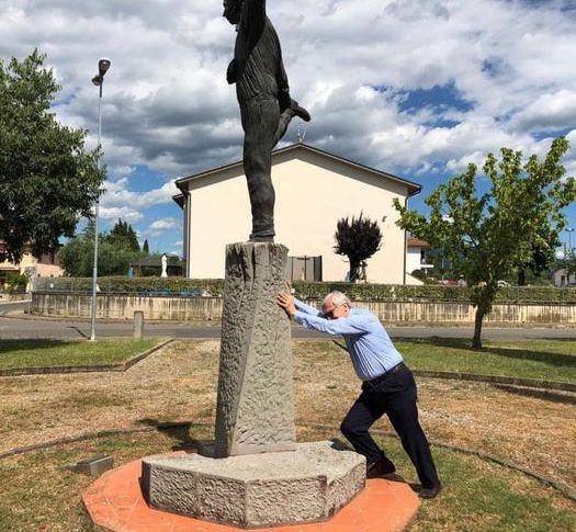 Blitz Sgarbi a statua Benigni