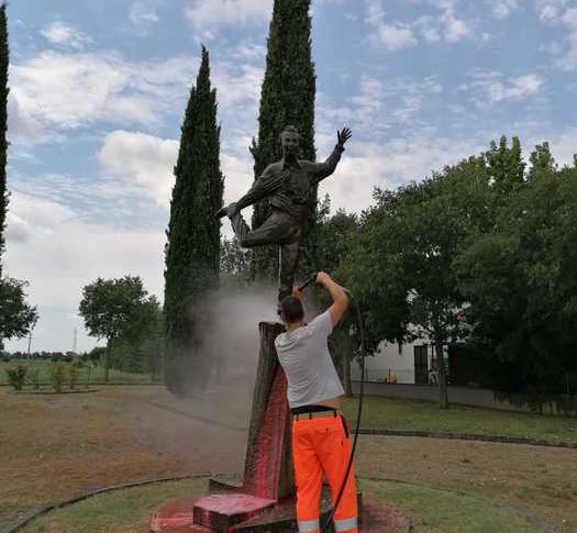 Ripulitura-record monumento a Benigni dopo vandalismo