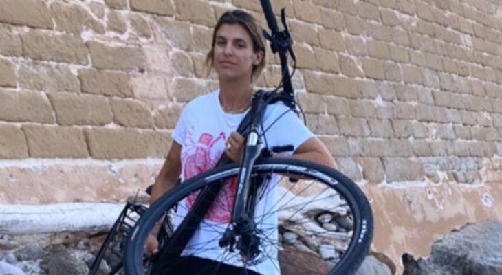 Elisabetta Canalis, atto vandalico sulla sua bici in Sardegna