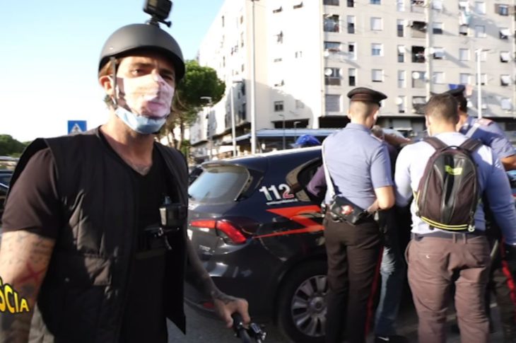 Striscia la notizia, insulti e sputi per Vittorio Brumotti a Tor Bella Monaca