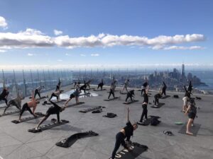 Yoga su The Edge, namaste a 345 metri d’altezza