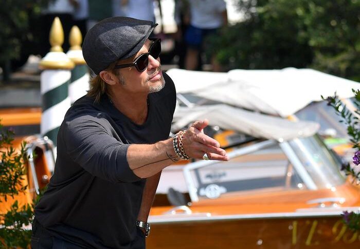 Brad Pitt distribuisce la spesa alle famiglie disagiate