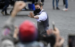 Mission Impossible a Roma, Tom Cruise saluta i fan